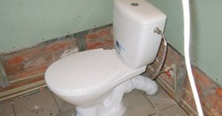 Установка приставного унитаза в Новоуральске - монтаж и подключение, СантехДомНву от 5169 рублей