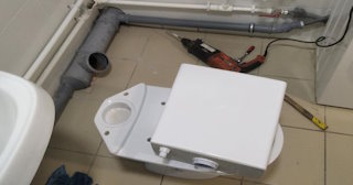 Установка напольного унитаза в Новоуральске: монтаж под ключ от СантехДомНву от 5169 рублей.